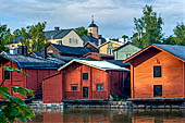 Porvoo (Borg), gli antichi magazzini rosso ruggine allineati lungo le rive del fiume Porvoonjoki, vera icona della citt.  